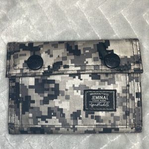 Jeminal Wallet Black Gray Camouflage Snaps Zippered Nice Tri Fold
